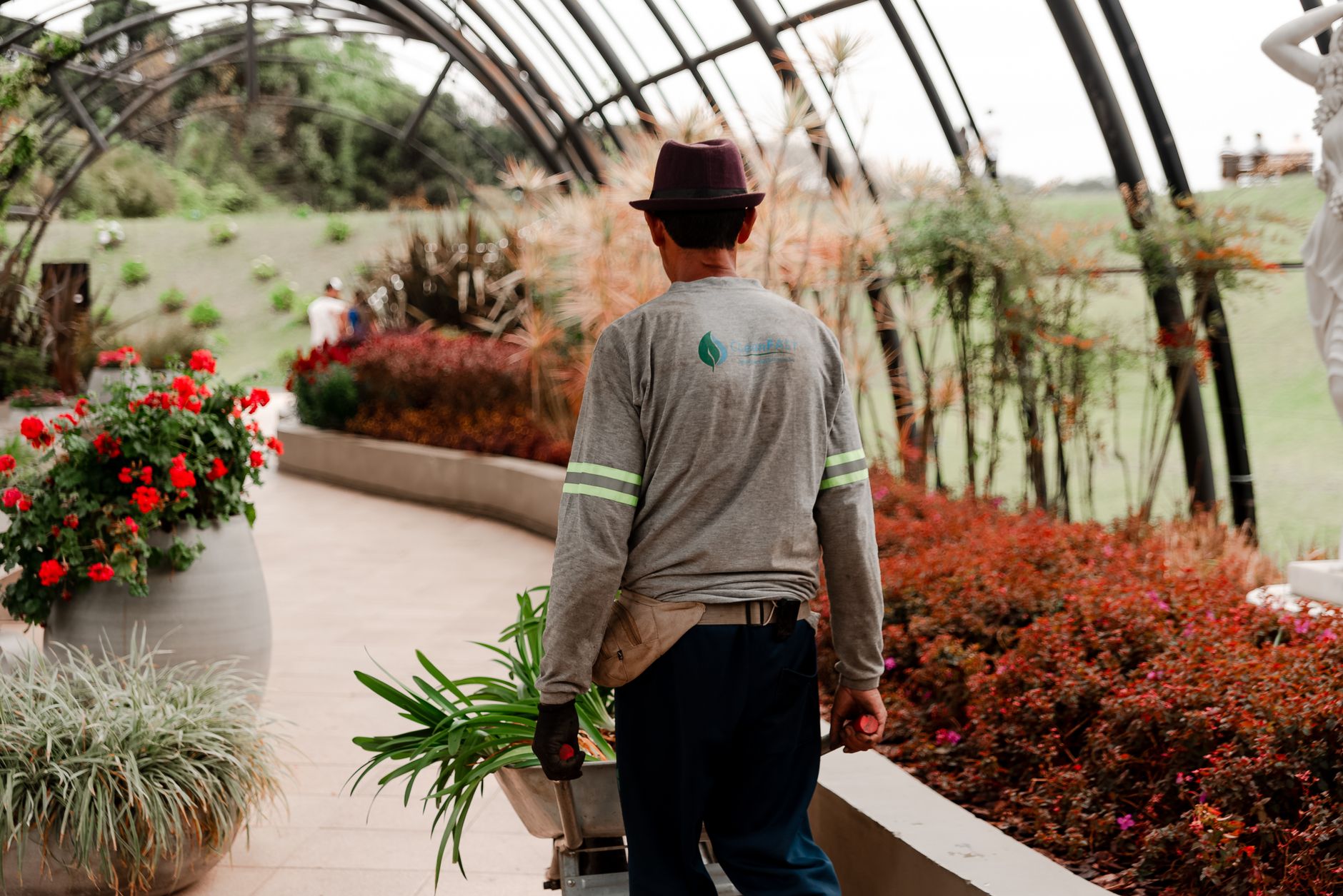 Jardinier paysagiste équipe à Paris
